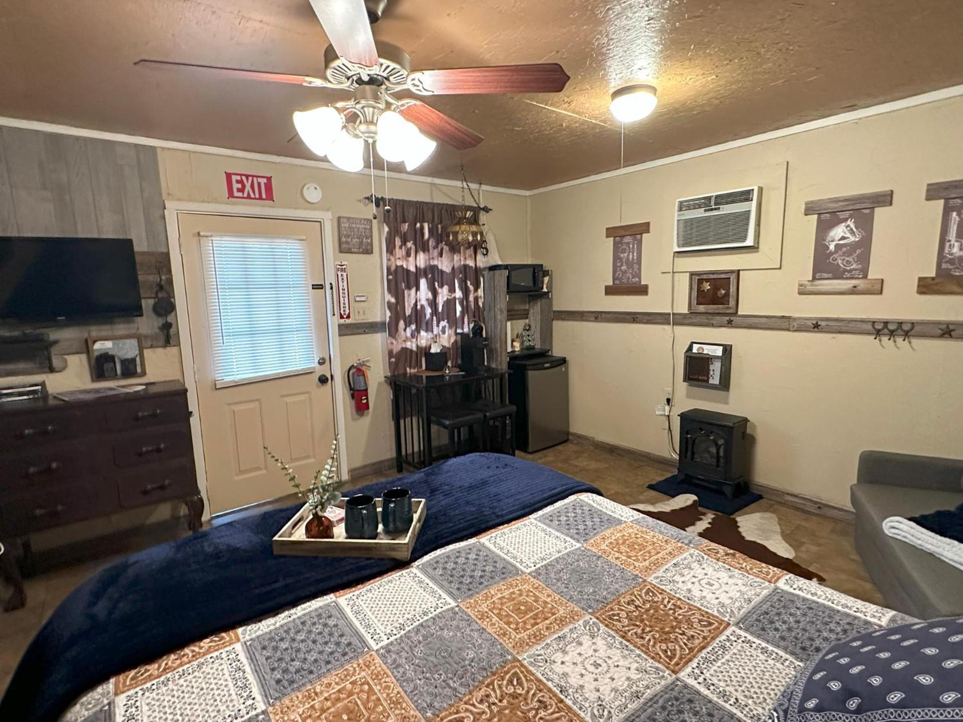 Acorn Hideaways Canton Rustic Old West Frontier Suite Extérieur photo