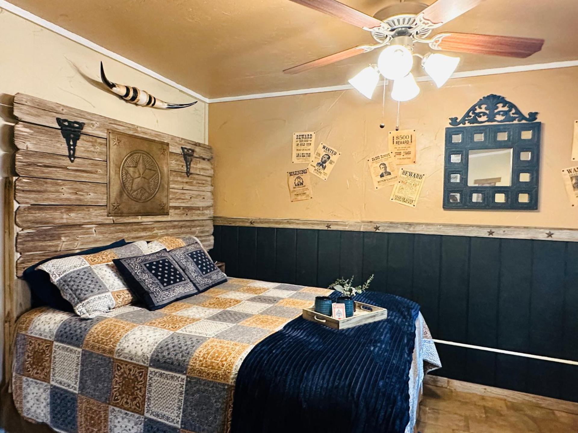 Acorn Hideaways Canton Rustic Old West Frontier Suite Extérieur photo